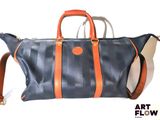 un grand sac bleu avec des anses orange sur fond blanc