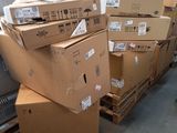 de nombreux cartons empilés les uns sur les autres dans un entrepôt