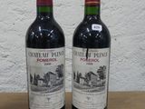 deux bouteilles de vin posées sur une table en bois