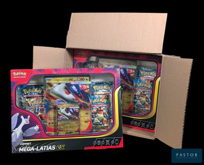 Deux boîtes de cartes Pokémon sont ouvertes sur un fond noir.