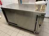 un plan de travail en acier inoxydable avec une cuisinière au milieu