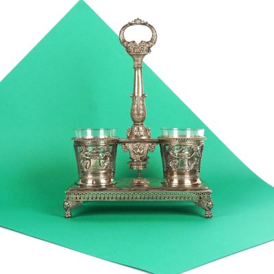 un plateau en argent sur lequel sont posés trois verres