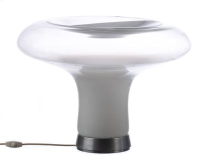une photo d'une lampe de table avec un pied blanc