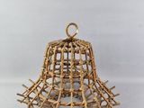 un gros plan d'une cloche fabriquée à partir de bâtonnets, sur fond blanc