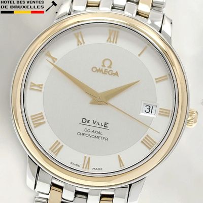 une image d'un gros plan d'une montre-bracelet avec des chiffres romains