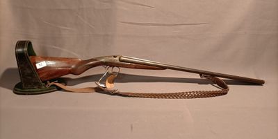 un vieux fusil avec un canon en bois et un étui en cuir