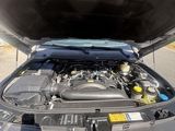 une voiture avec le capot ouvert dans la rue