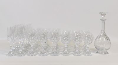 de nombreux verres à vin et un vase sur la table