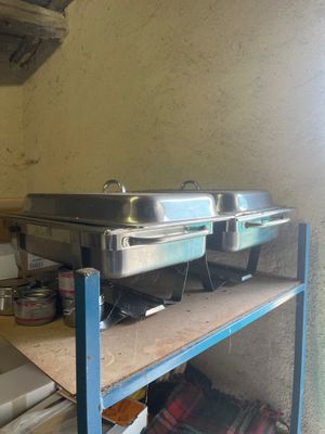 deux casseroles posées sur une étagère dans une cuisine