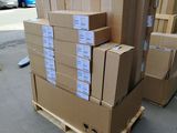 des cartons empilés sur une palette devant un bâtiment