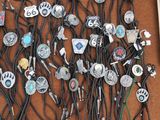 une boîte remplie de différents types de bijoux posée sur la table