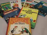 de nombreux livres pour enfants qui se trouvent sur la table