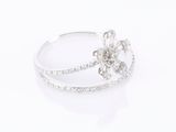 gros plan d'une bague en diamant sur une surface blanche