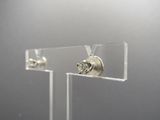 paire de boucles d'oreilles en acrylique transparent ornées d'un diamant au centre