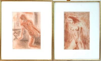 deux dessins de nus encadrés dans un cadre doré, posés sur une table