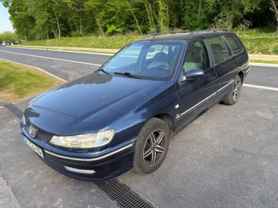 la voiture est garée sur le côté de la route, dans le parking