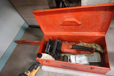 un outil dans une boîte à outils contenant un marteau et d'autres outils