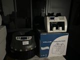deux machines différentes qui se trouvent l'une à côté de l'autre