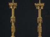 paire de bougeoirs anciens en laiton sur fond noir