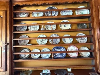 Il y a beaucoup d'assiettes accrochées au mur dans cette pièce.