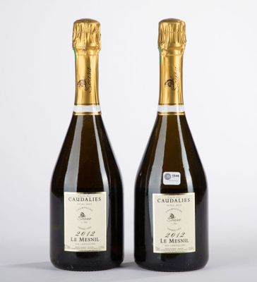 deux bouteilles de champagne posées l'une à côté de l'autre sur une table