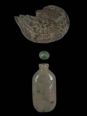 CHINE Tabatière en jadéite ornée d'un poisson en relief H.