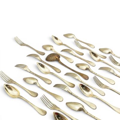 de nombreuses fourchettes et cuillères disposées en cercle