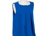 un haut bleu sur un torse de mannequin blanc