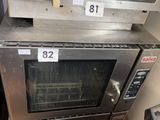 un micro-ondes posé sur une étagère