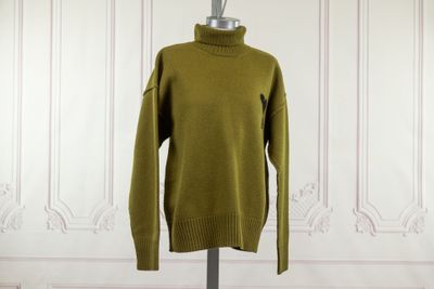 un pull à col roulé vert sur un mannequin, un mannequin, un mannequin, un mannequin, un mannequin, un mannequin, un mannequin, un mannequin, un mannequin, un mannequin, un mannequin, un mannequin, un mannequin, un mannequin, un mannequin, un mannequin, un mannequin, un mannequin, un mannequin, un mannequin, un mannequin, un mannequin, un mannequin, un mannequin, un mannequin, un mannequin, un mannequin, un mannequin, un mannequin, un mannequin, un mannequin, un mannequin, un mannequin,
