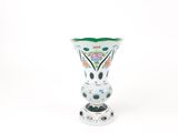 un vase blanc orné de fleurs vertes et roses