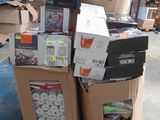 de nombreux cartons empilés les uns sur les autres dans un entrepôt