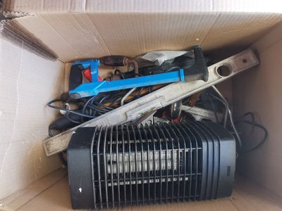 une boîte en carton avec un tas d'outils à l'intérieur