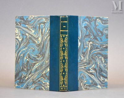 un livre à la couverture bleue posé sur une table