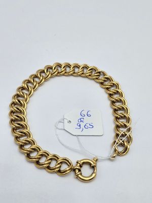 un bracelet en chaîne en or avec une étiquette
