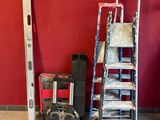 une échelle et une chaise dans une pièce aux murs rouges
