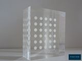 une boîte transparente recouverte de nombreux points