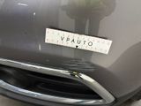 a sticker that says vauto on the front of a car