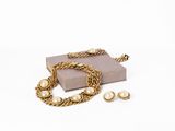 une image représentant un collier, un bracelet et une bague sur fond blanc