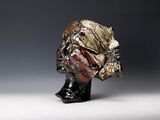 une image représentant une sculpture représentant une tête de femme posée sur une table
