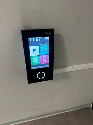 un appareil connecté fixé au mur d'une salle de bains