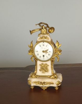 Pendule dite silencieuse en marbre blanc et bronze doré, à d…