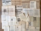 beaucoup de vieux papiers sur la table