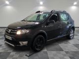 une photo d'une dacia noire garée sur un sol en damier