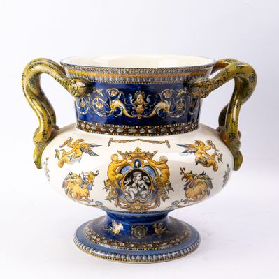 un grand vase bleu et blanc orné d'un décor doré