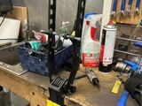 un établi avec des outils dans un garage