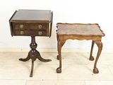 paire de tables d'appoint anciennes en noyer, avec tiroirs, sur pied