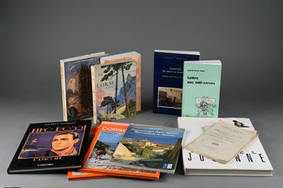 un grand nombre de livres posés sur une table