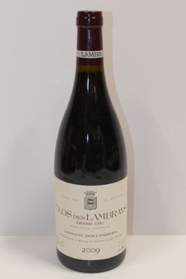 une bouteille de vin posée sur une table