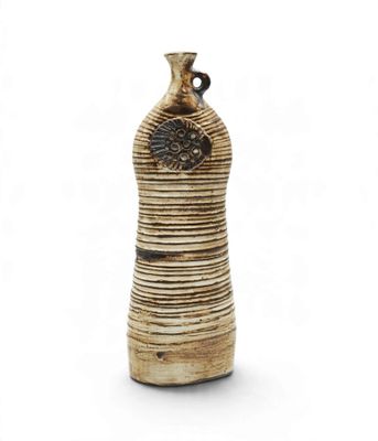 un vase posé sur une surface blanche